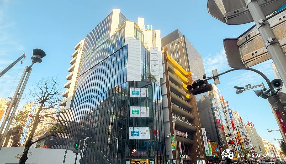 四層樓高的藥妝店坐落在十字路口中央