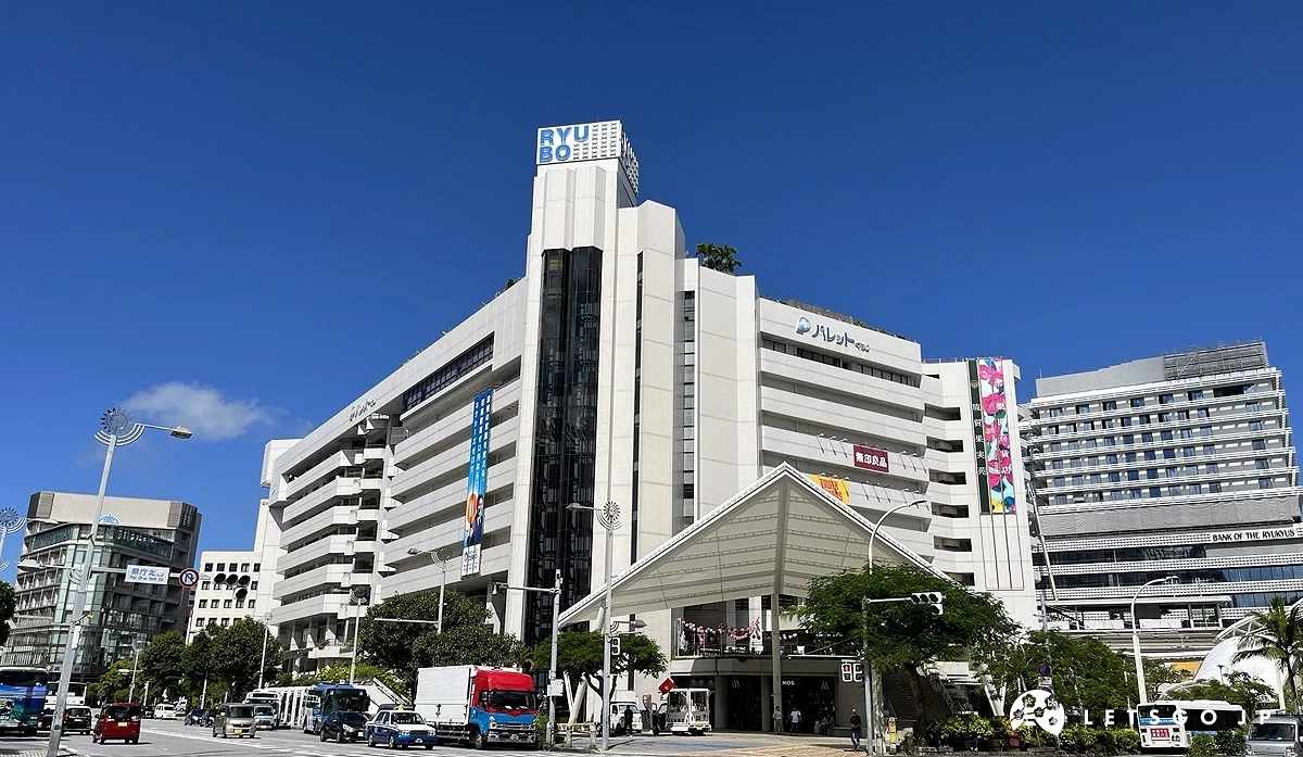 白色建築的琉貿百貨,坐落在十字路口交匯處