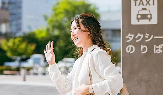 在寫著TAXI的地方揮手的女性