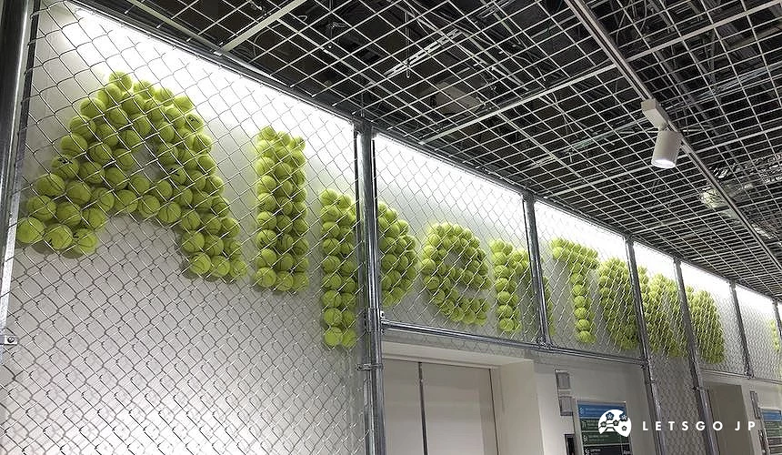 用回收網球裝飾的牆面寫著Alpen