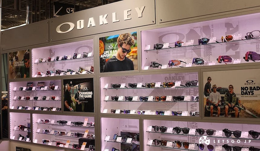 牆面上擺滿OAKLEY的運動太陽眼鏡