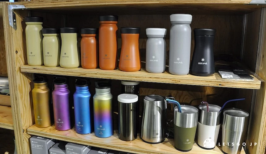 兩排露營品牌的水壺展示