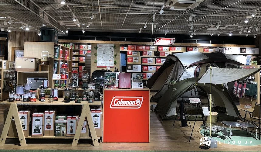 Coleman帳篷等各式露營用品展示