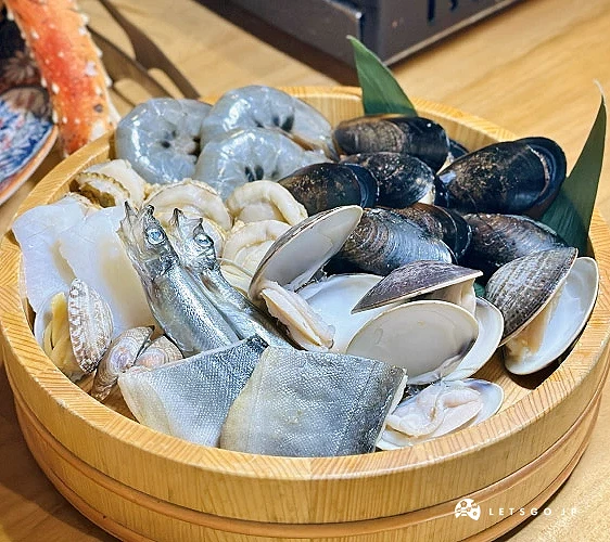 現烤海鮮食材盤內放滿了鮮蝦、蛤蠣、帆立貝,以及各種魚類攝影:Angie