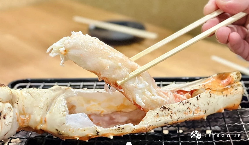 用筷子夾起蟹腳肉,手感微沈,蟹肉相當厚實有份量攝影:Angie