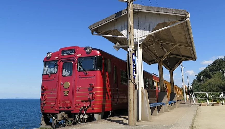 四國的海景觀光列車「伊予灘物語」紅色復古摩登車廂外型