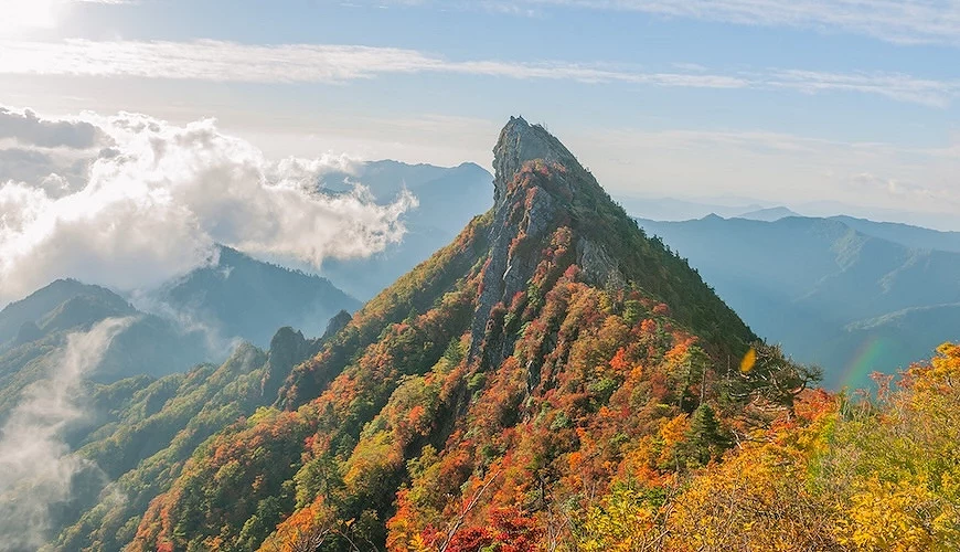 西日本最高峰石鎚山由山頂往下染紅