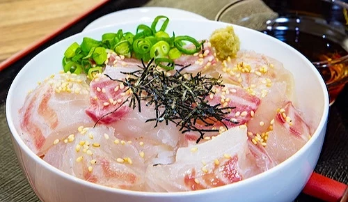 宇和島派鯛魚飯,將鯛魚生魚片淋上特製醬汁和生蛋拌勻