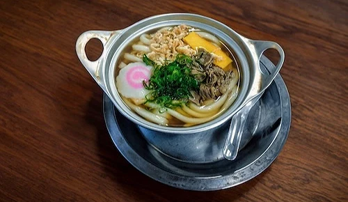 松山名物鍋燒烏龍麵,用復古鋁鍋盛裝、甘甜湯頭、柔軟麵條