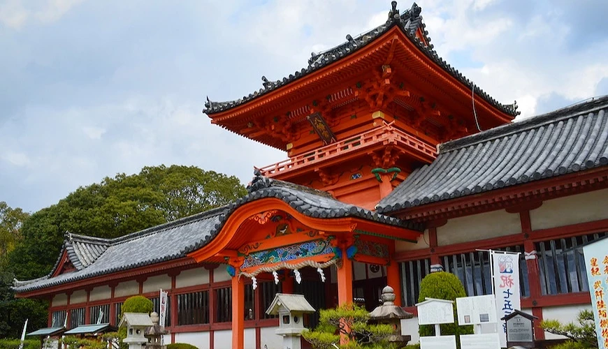 伊佐爾波神社,鮮豔朱紅色建築