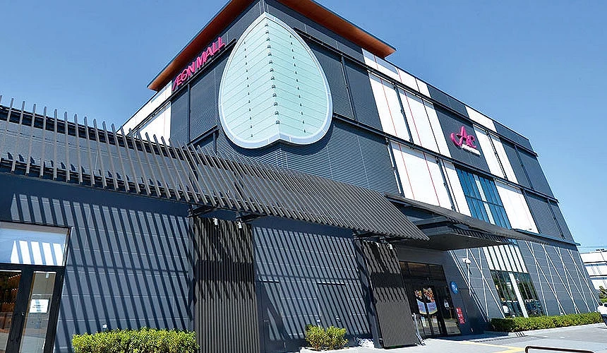 灰色外觀的商場建築