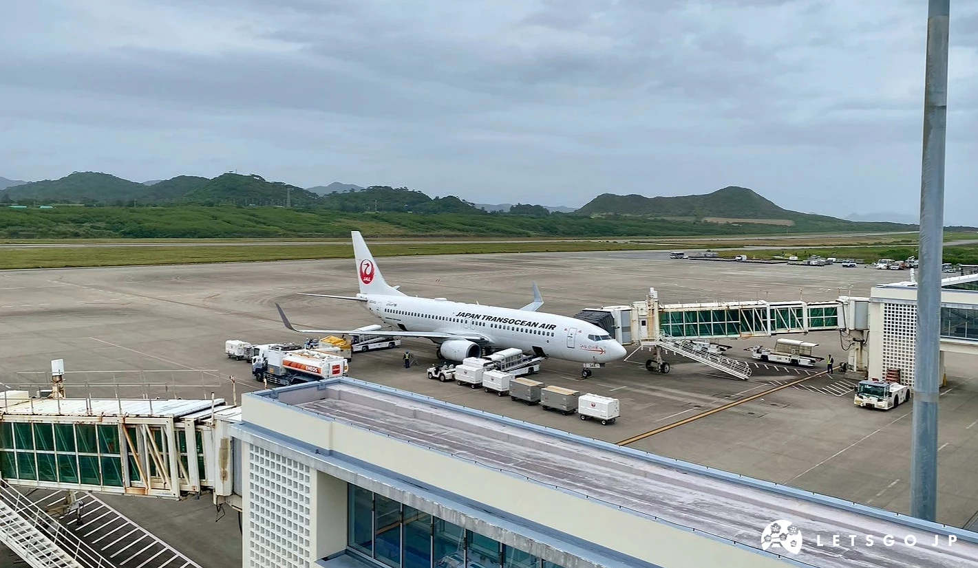 飛機停在飛機坪