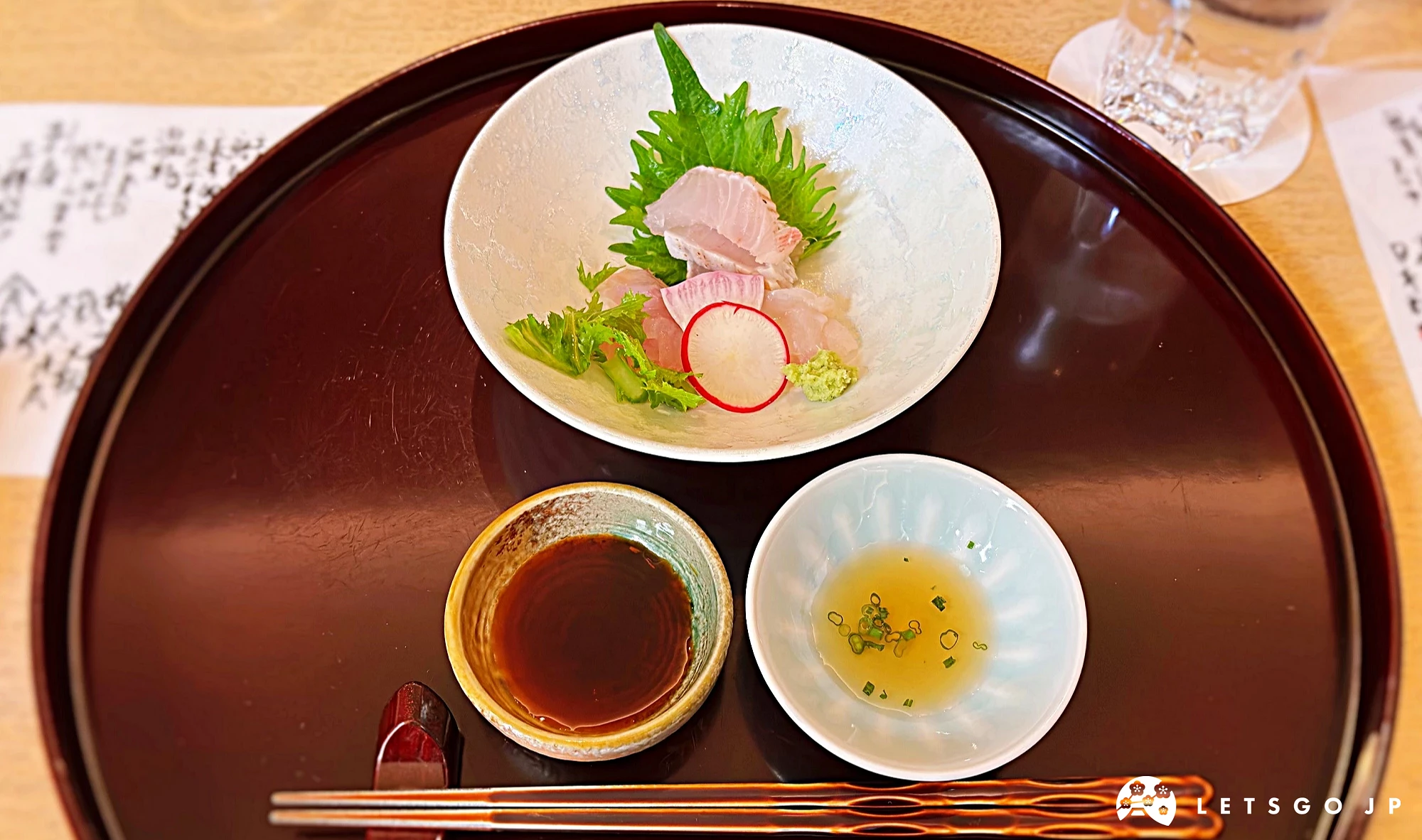 季節性生魚片佐溜醬油與醋