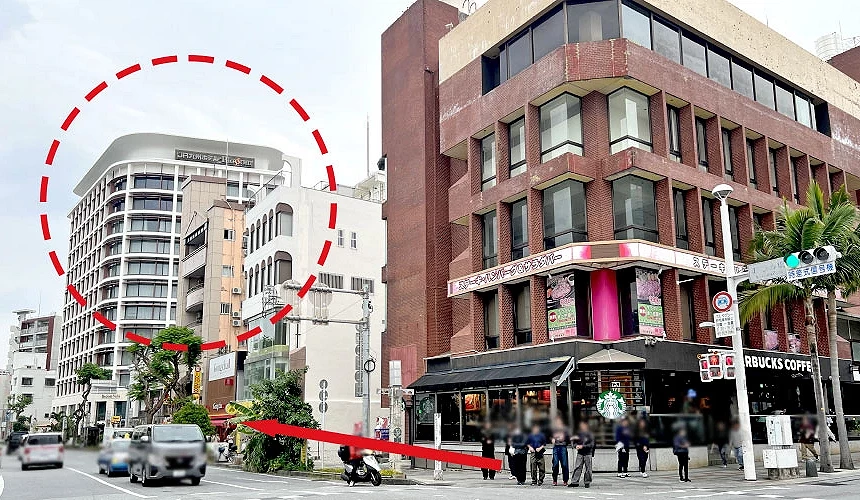 星巴克國際通店前方路口,沿著紅色箭頭直走就可抵達「JR九州Blossom那霸酒店」(紅圈處)提供:JR九州ホテル ブラッサム那覇