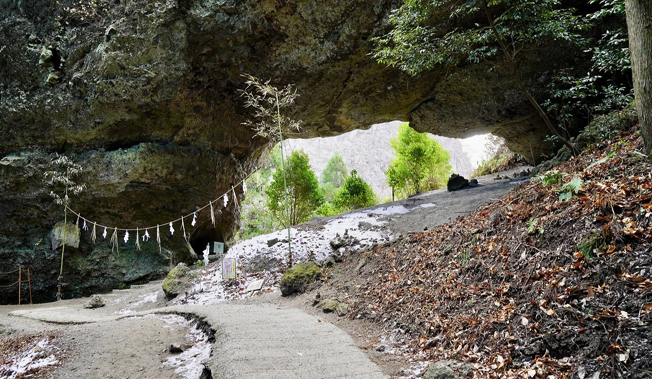 上色見熊野座神社的穿戶岩