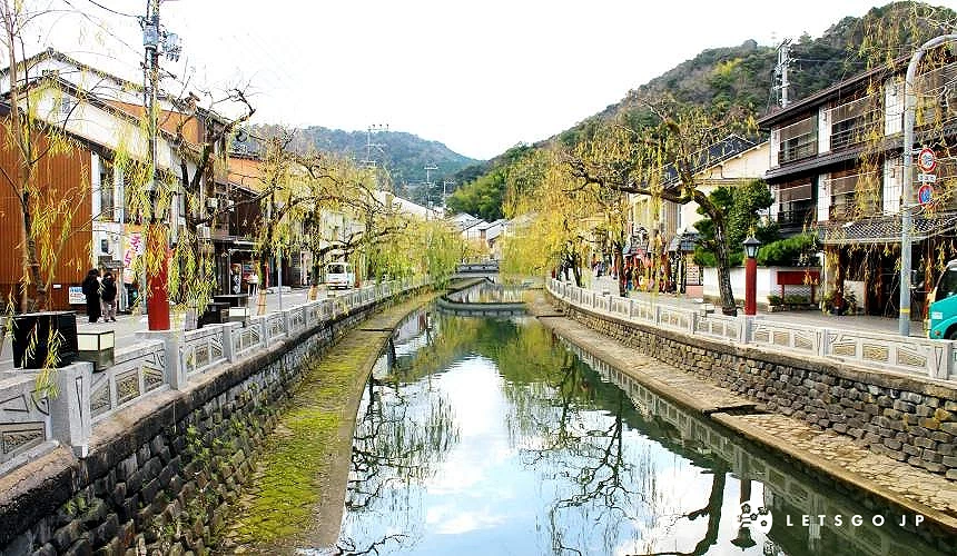河道兩旁有著許多旅館