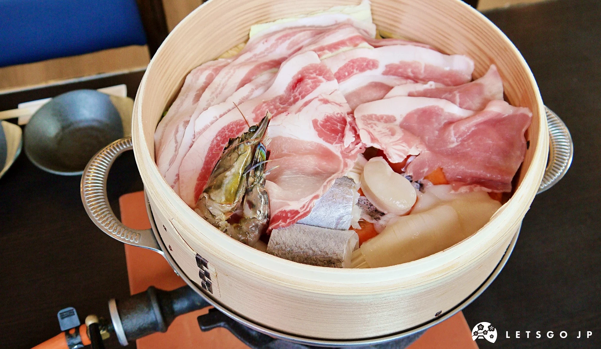 用蒸籠調理阿古豬與海鮮