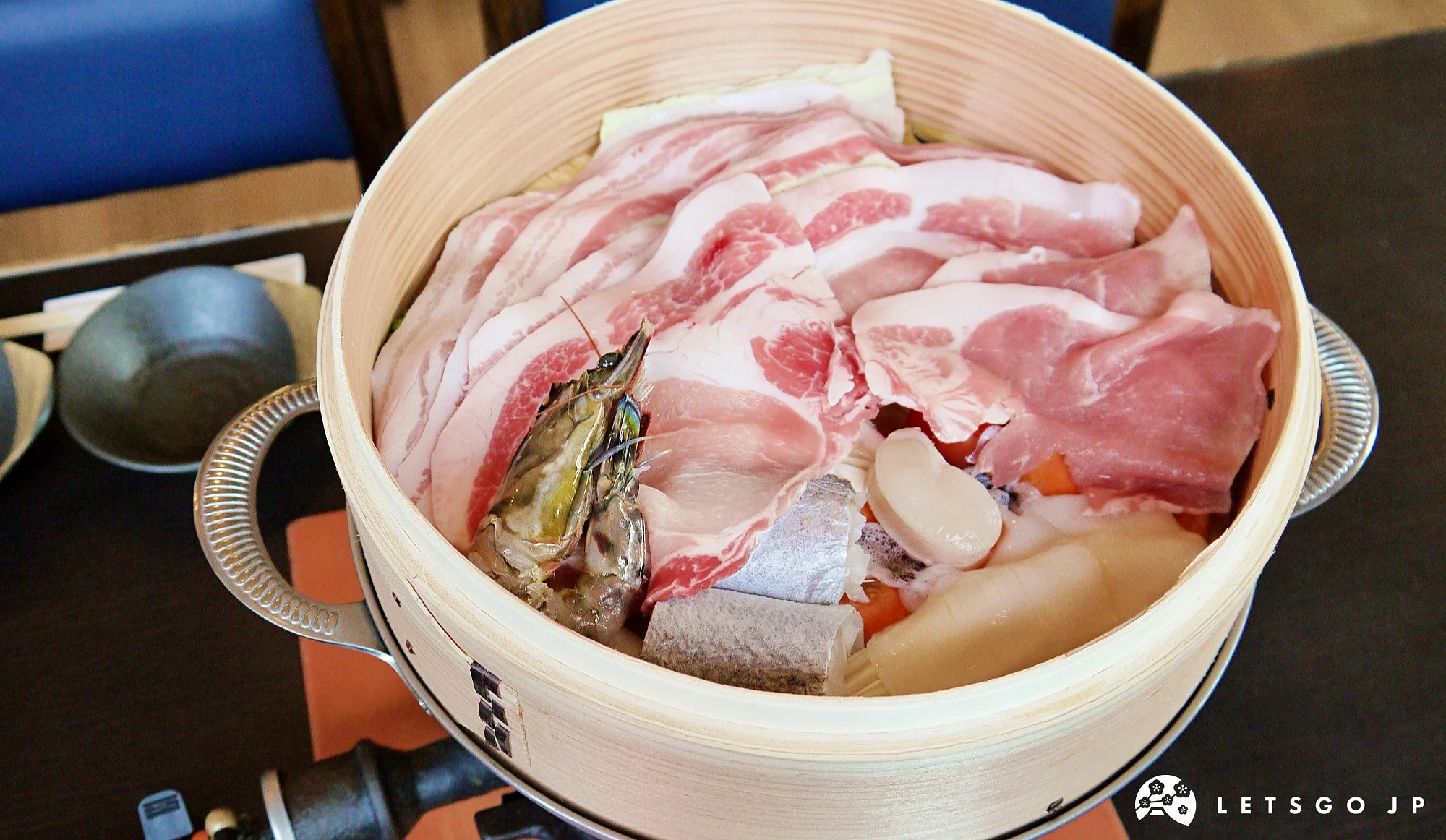 用蒸籠調理阿古豬與海鮮