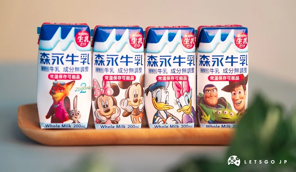 4瓶迪士尼包裝的森永牛奶並排在桌上