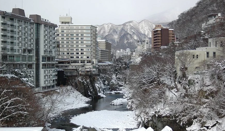 冬季可欣賞到白雪覆蓋山頭與溪谷的壯麗景色