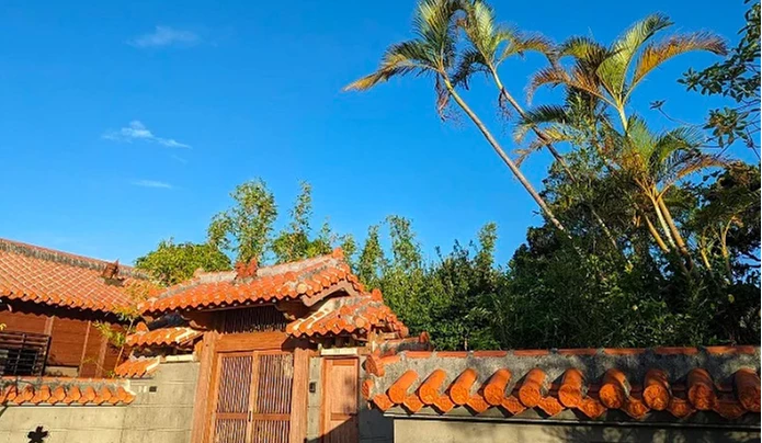 紅磚瓦的房子餐廳與熱帶氣候的植物