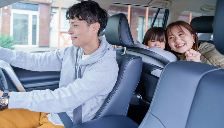 一家人坐在車中的畫面