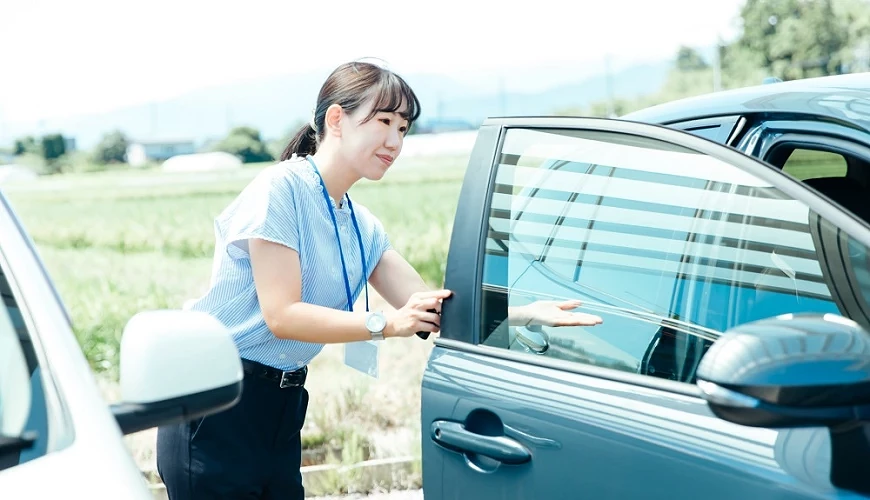 服務人員打開車門提供說明