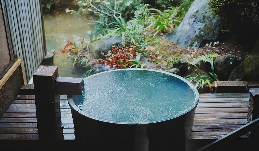 擁有獨立露天溫泉池的客房,可以一邊泡湯一邊賞景提供:ゆやど 雲仙新湯