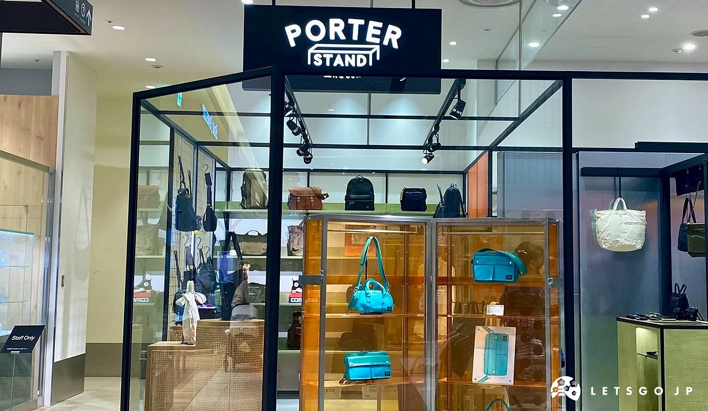 PORTER STAND 概念店的透明展示櫃,擺放藍色與黑色圖騰設計包款