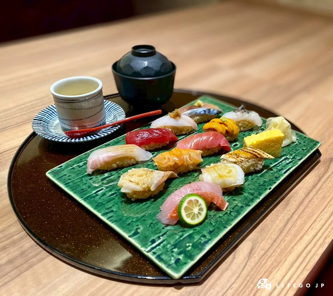 壽司店「魚即肴」的握壽司近照。