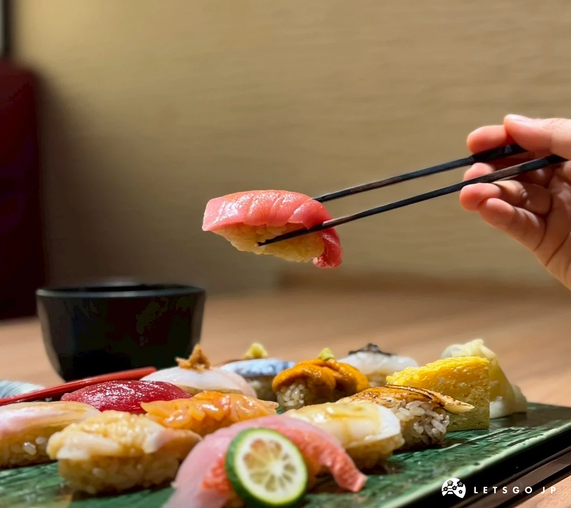 壽司店「魚即肴」的握壽司近照。