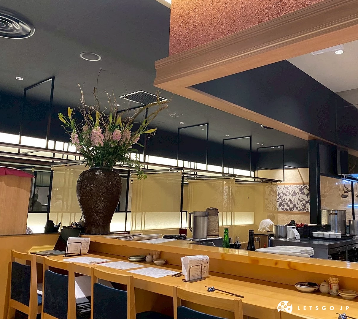 壽司店「魚即肴」的吧檯用餐環境