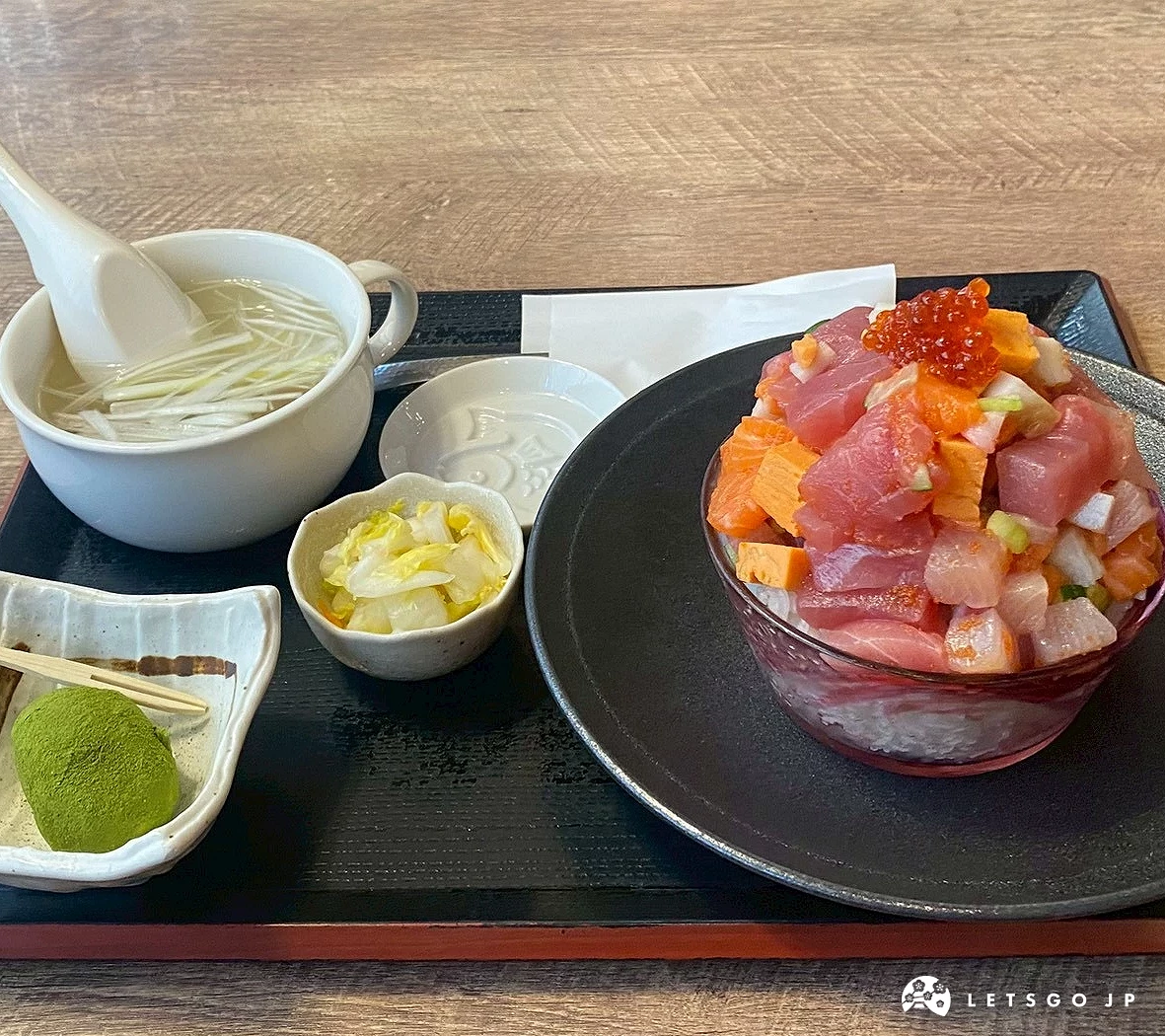 海鮮丼套餐定食實拍照,包含海鮮丼、牛尾湯