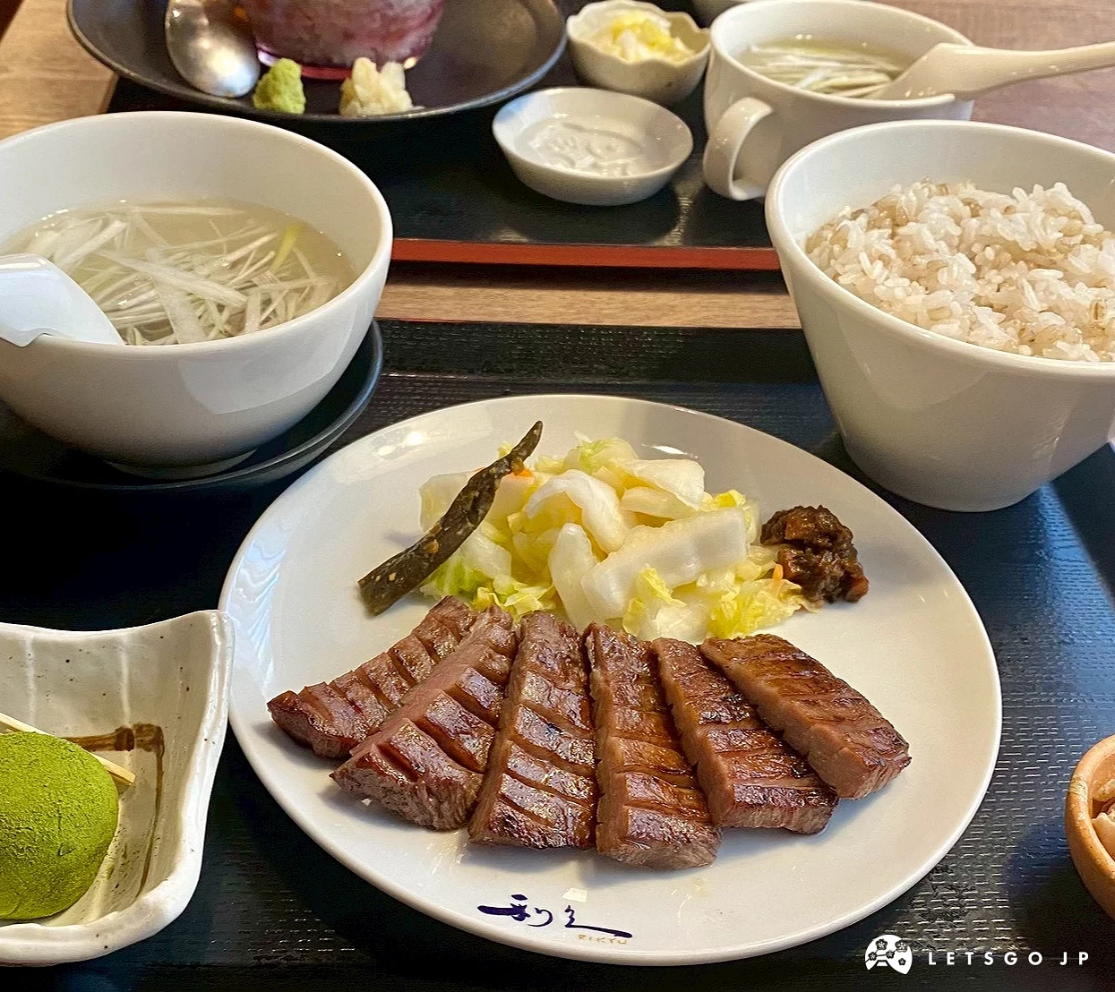 利久牛舌定食實拍照,包含厚切牛舌、麥飯與牛尾湯