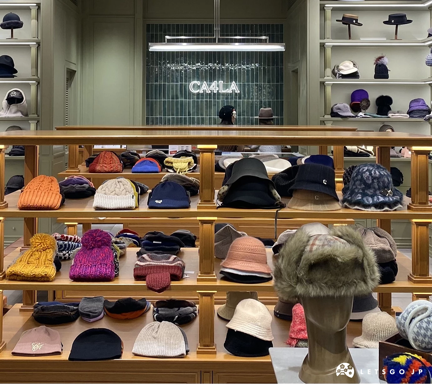 CA4LA 仙台店內優雅的帽子陳列架,