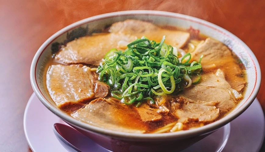 有蔥花、叉燒肉的一碗拉麵