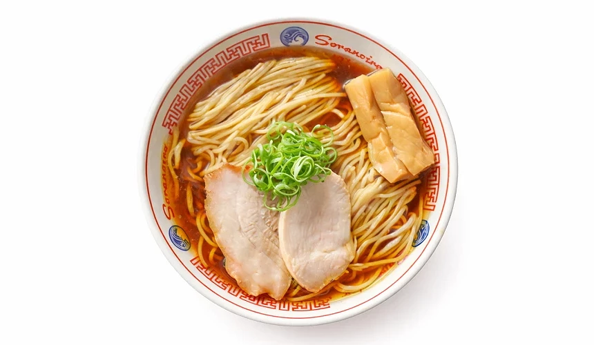 有筍絲、叉燒肉、蔥花的醬油拉麵