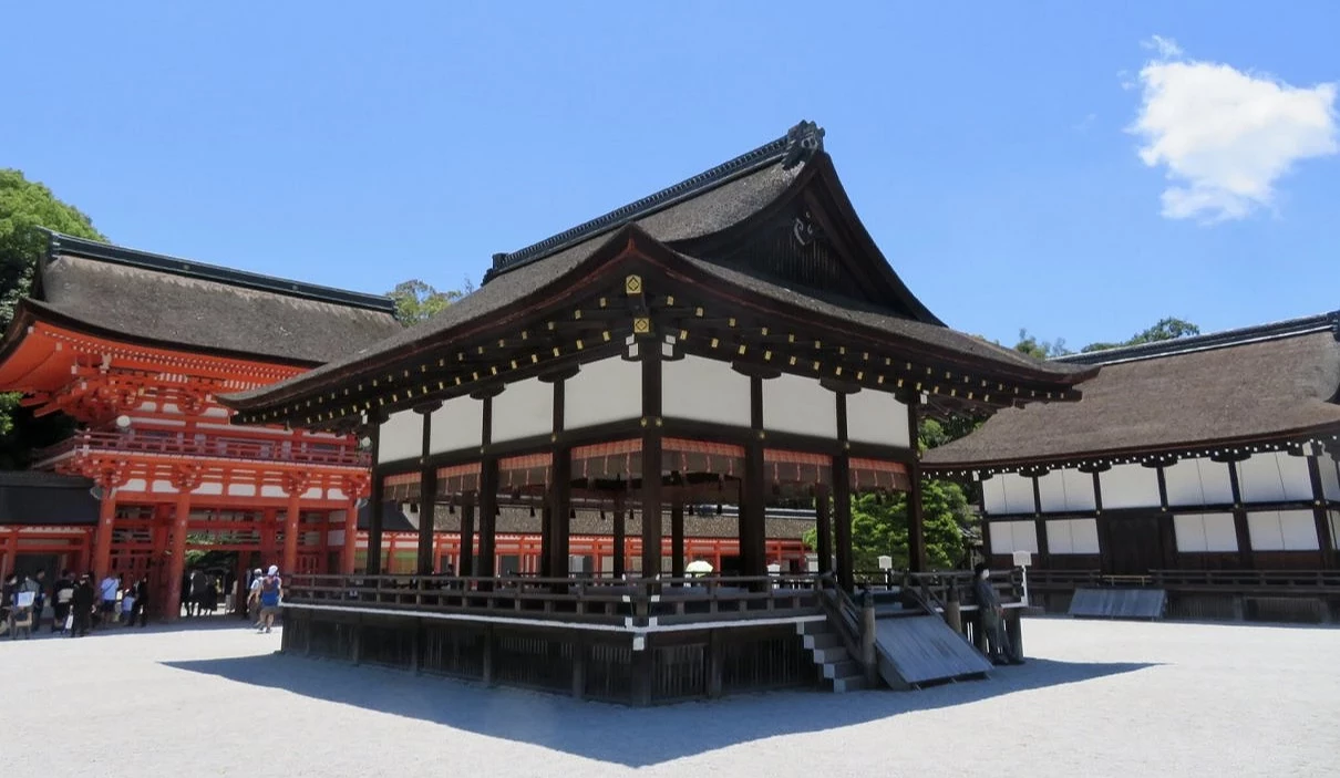 下鴨神社的舞殿位在神社正中央