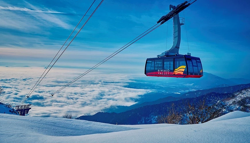 冬季成為銀白滑雪場的琵琶湖山谷與纜車