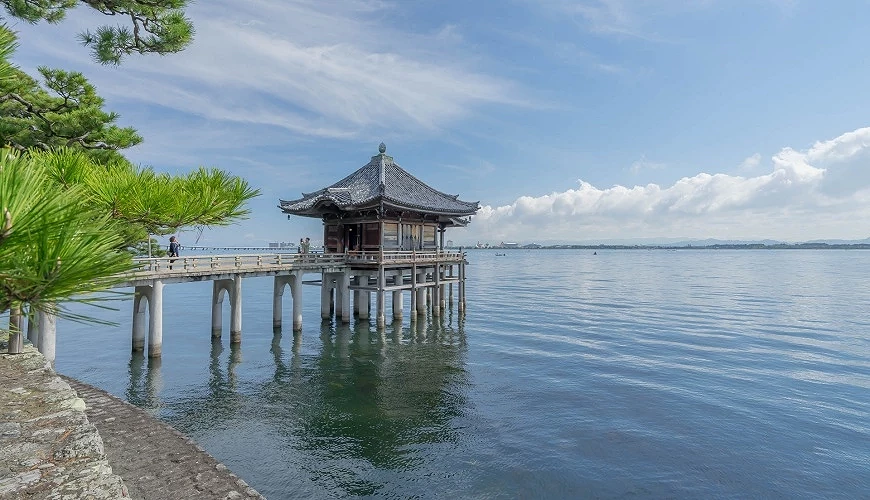 矗立在湖畔的浮御堂