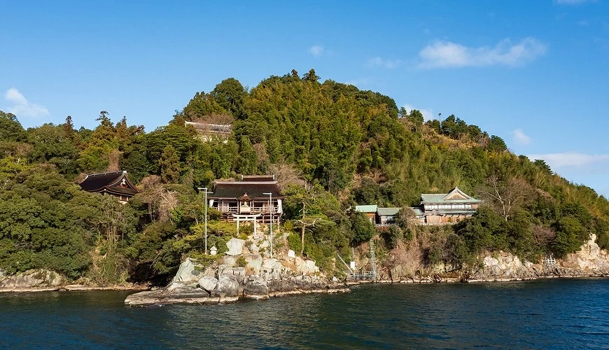 可以從湖上看見神社與寺廟的竹生島
