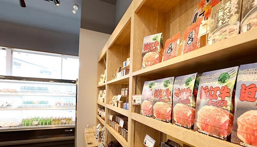 展示架上各種近江牛加工食品