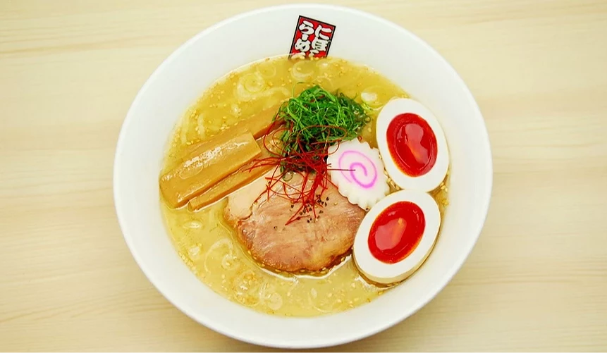 有筍絲、叉燒肉、溏心蛋的拉麵