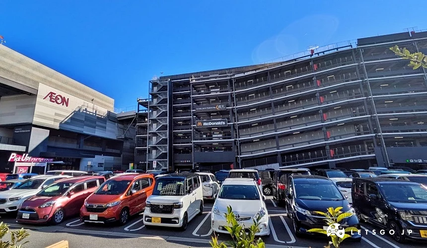 商場旁的平面停車場與立體停車場