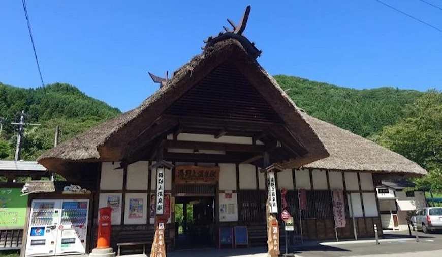 古色古香的湯野上溫泉站,白牆外觀與茅草屋頂