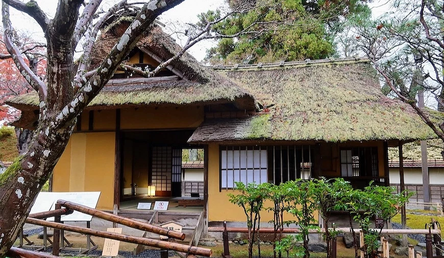 茶室 麟閣外觀,茅草屋頂
