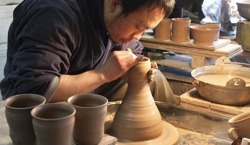 職人在製作會津漆器
