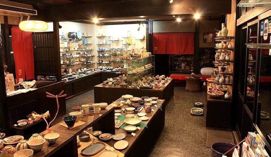 會津慶山燒專門店內擺滿各式漆器