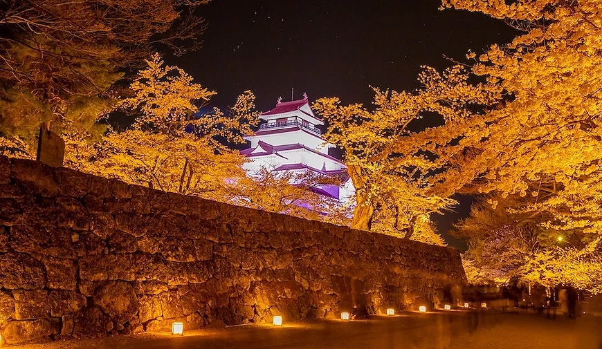 秋天的會津若松城(鶴城)夜間點燈