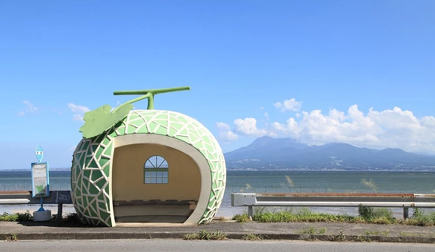 諫早市國道207號線上的哈密瓜造型候車亭提供:長崎県観光連盟